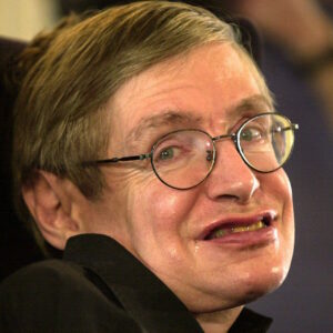Gros plan du visage du physicien Stephen Hawking, reconnaissable à ses lunettes et aux signes de sa maladie (SLA).
