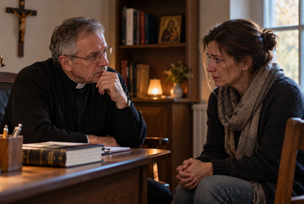 Prêtre catholique écoutant attentivement une femme inquiète dans un bureau paroissial.